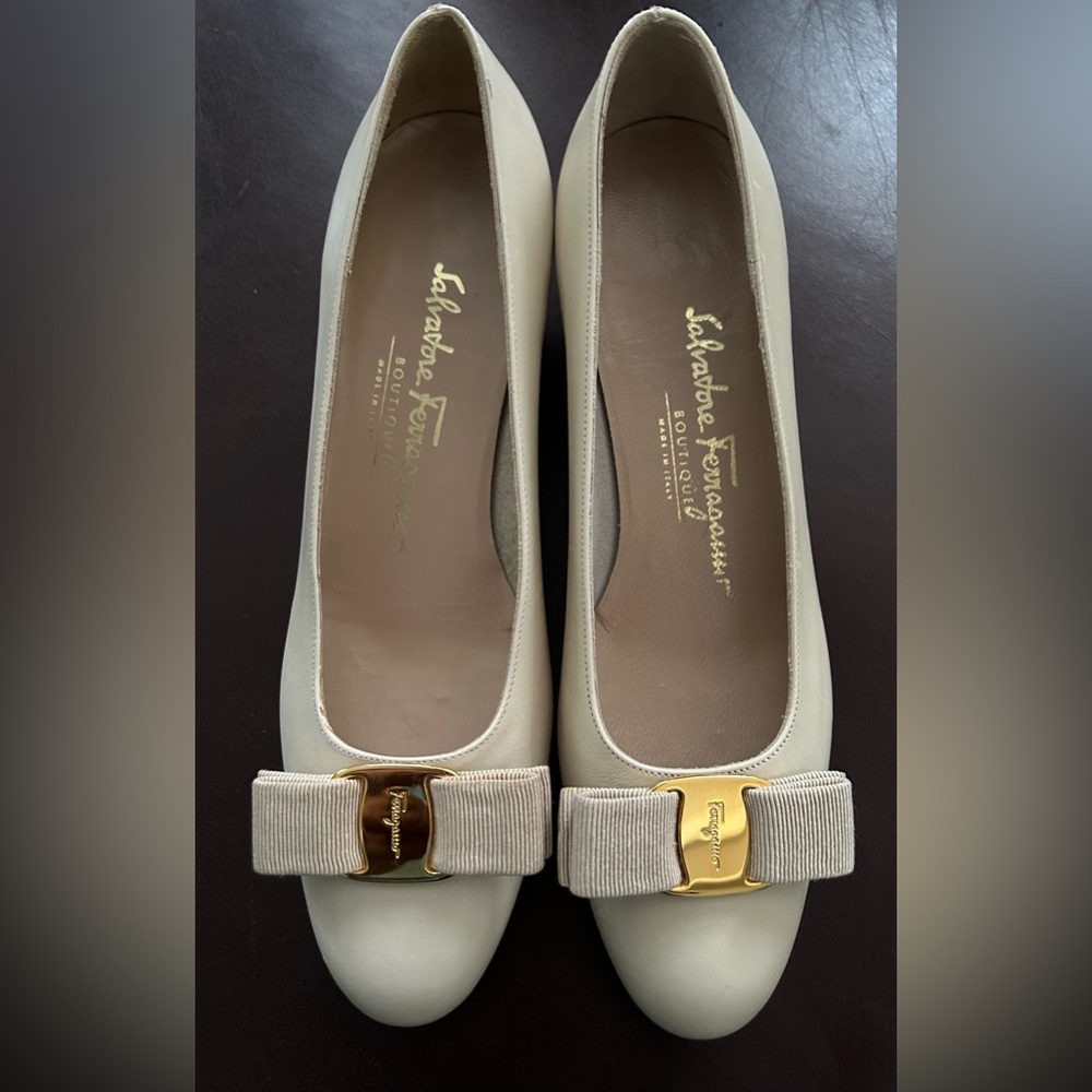 *NEVER WORN* Vintage Ferragamo Classic Vara shoe.